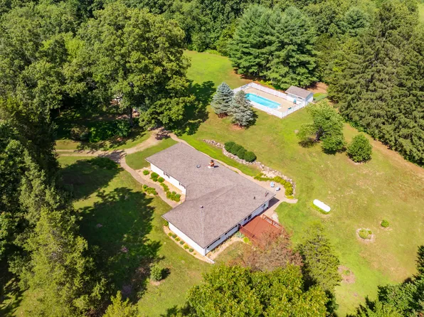 22100 N Uldriks Dr, Battle Creek, MI 49017