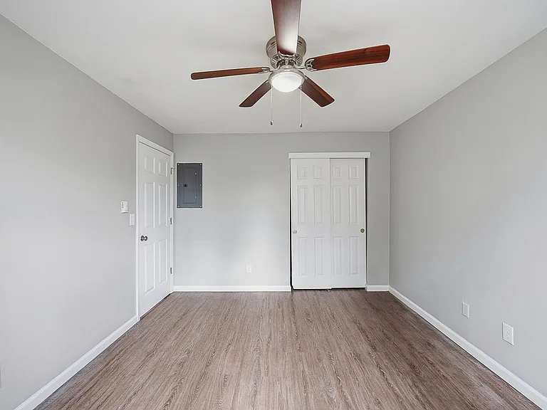 220 Oak Street — Photo 5