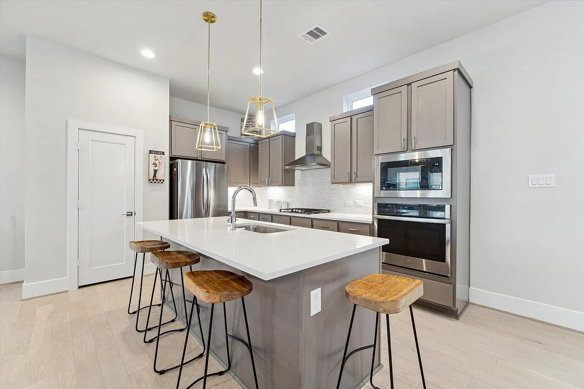 3 bed, 3.5 bath, 2328 sqft, $3,000 — Photo 4