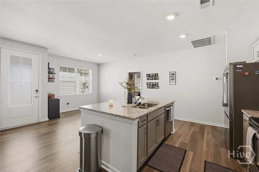 3 bed, 2.0 bath, 1397 sqft, $2,500 — Photo 4