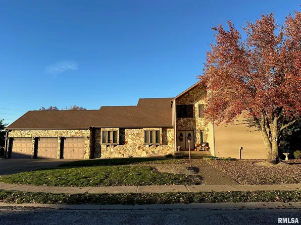 4 Monterey Ct, Jacksonville, IL 62650