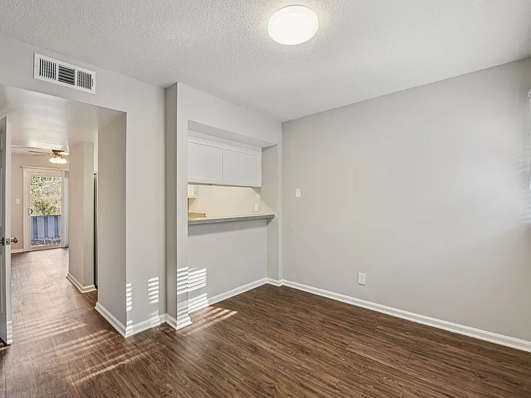 Beautiful Chesney Woods Townhomes — Photo 7