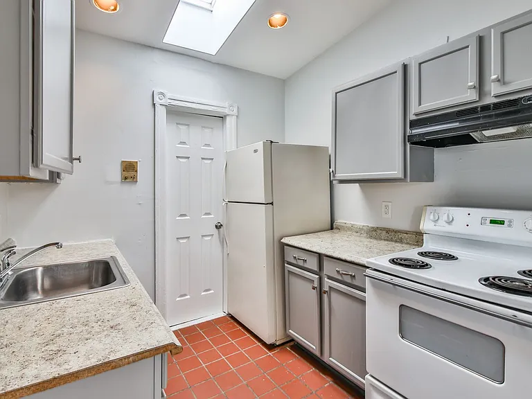 39 N 11th St — Photo 13