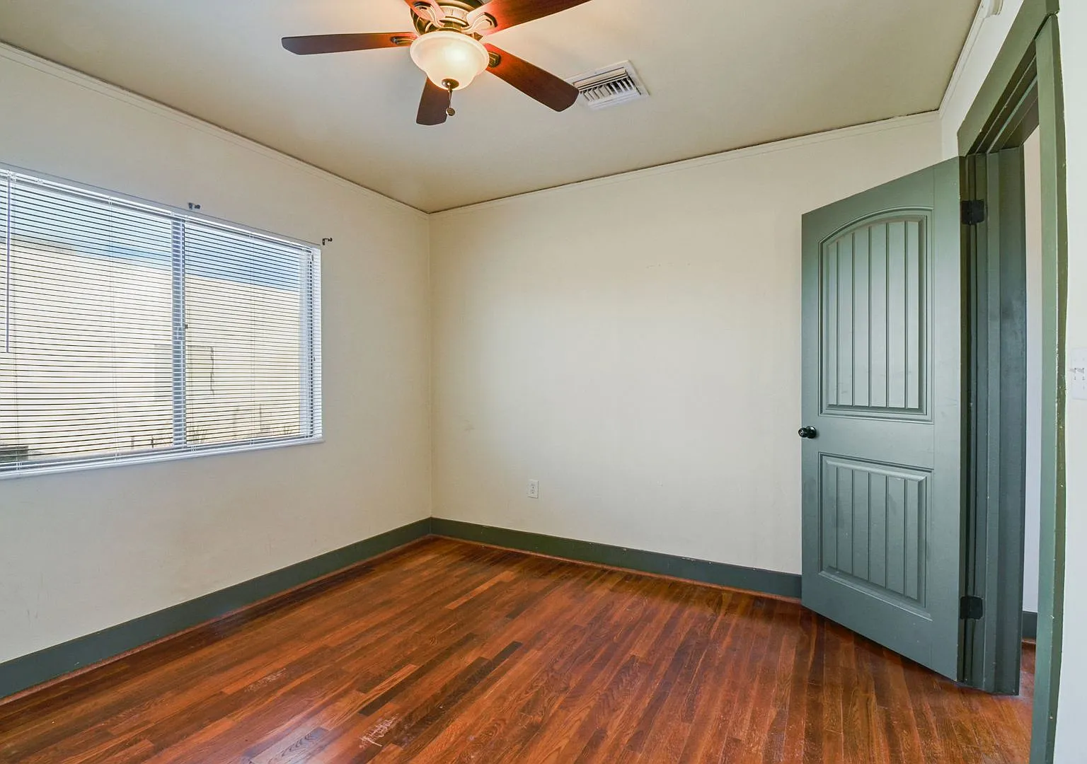 Charming Older Home A/C 3 Bed 2 Bath Wood Floors, Huge Back Yard — Photo 4