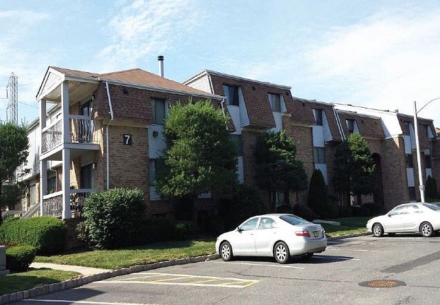 2nd image of 713 Edison Glen Ter