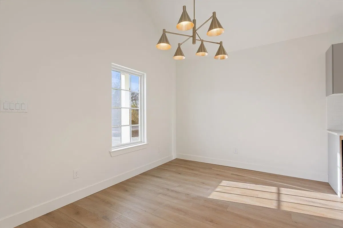 3 bed, 1200 sqft, $2,100 — Photo 2