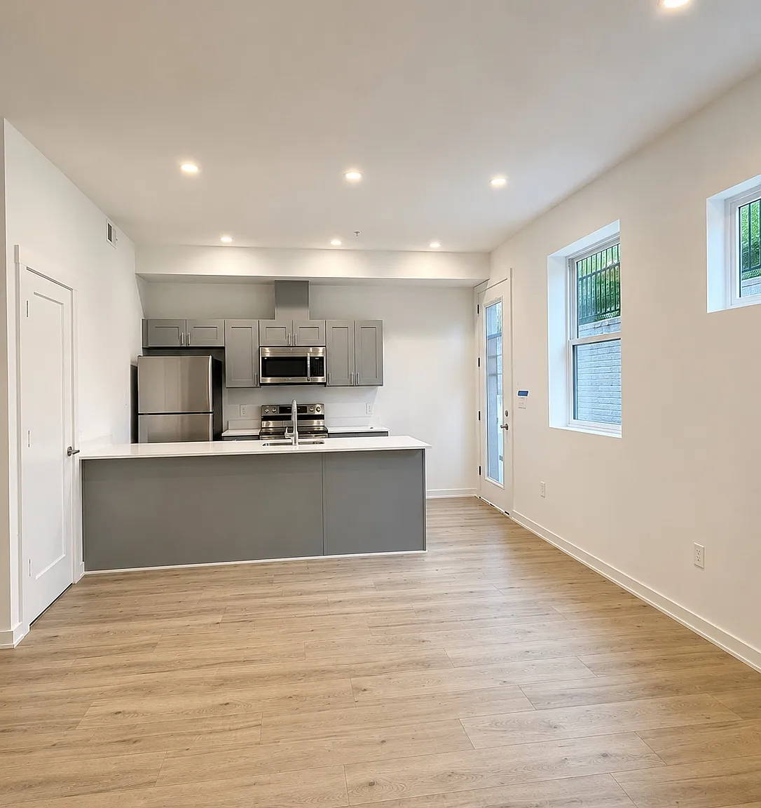 2 bed, 800 sqft, $2,200 — Photo 1