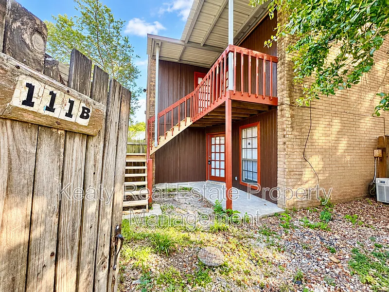 2 bed, 1.5 bath, 1100 sqft, $950 — Photo 1