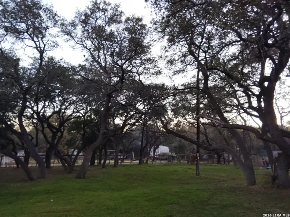 282 ELMHURST DR, Lakehills, TX 78063