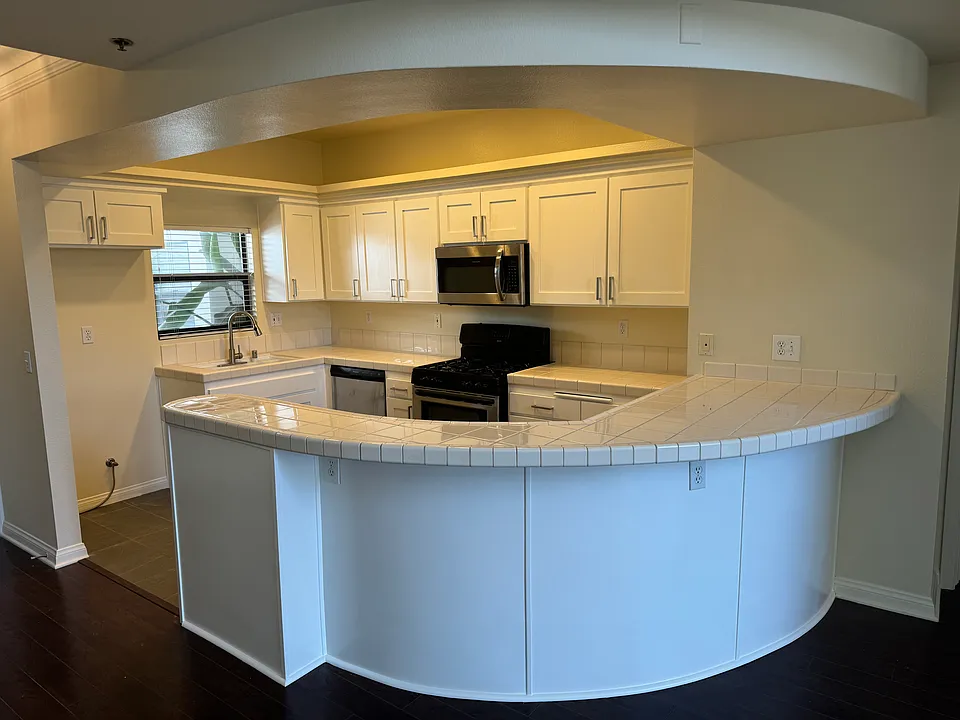 540 N Rossmore Ave #408