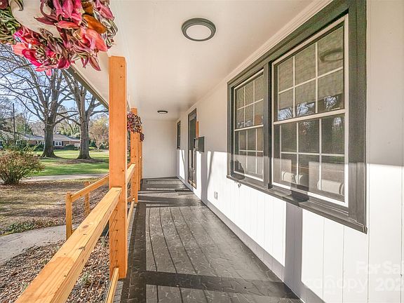 3rd image of 1117 Edgewood Cir