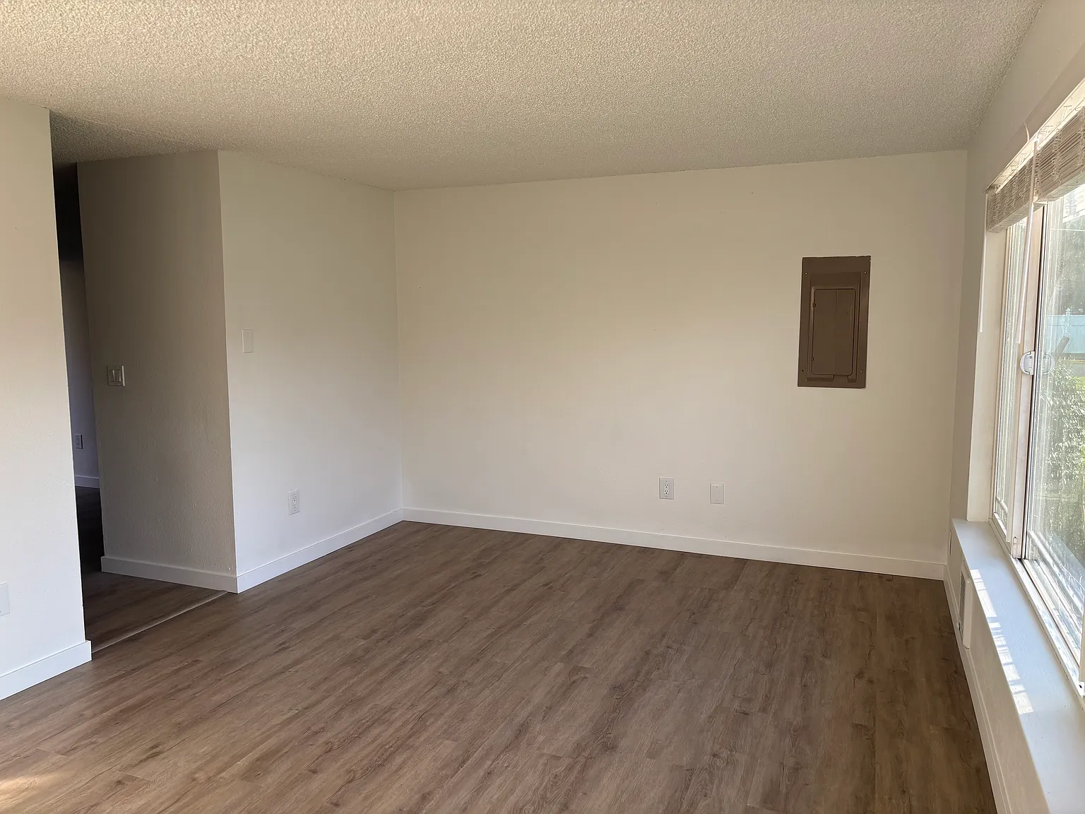 2 bed, 950 sqft, $2,100 — Photo 3