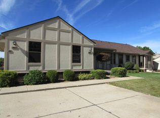 9920 Cambridge Ct, South Lyon, MI 48178