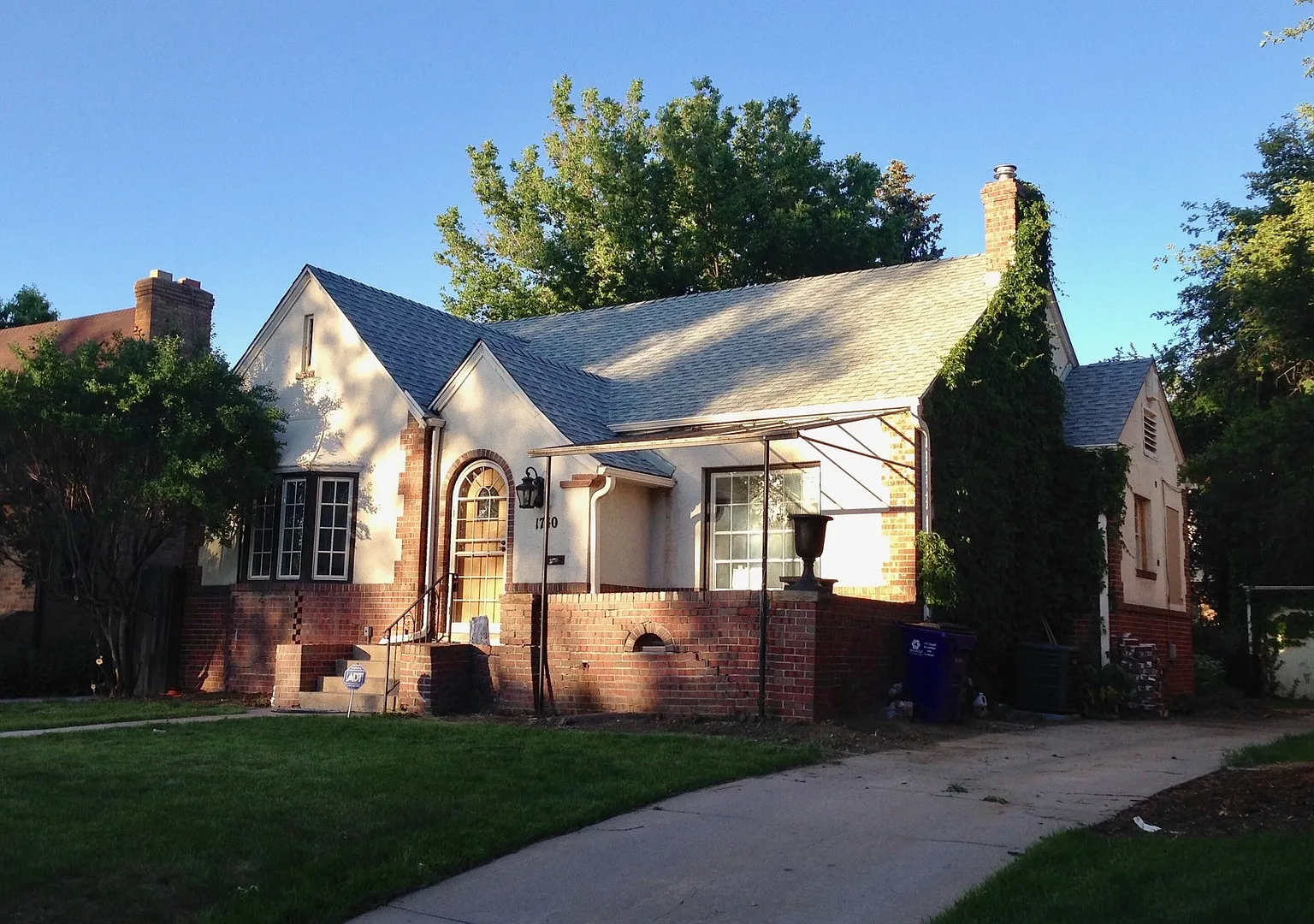 Two bed one bath in prime Park Hill location. — Photo 4