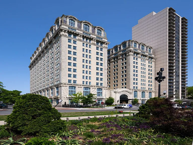The Belden Stratford — Photo 55