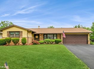 590 Pinewood Dr, Elk Grove Village, IL 60007