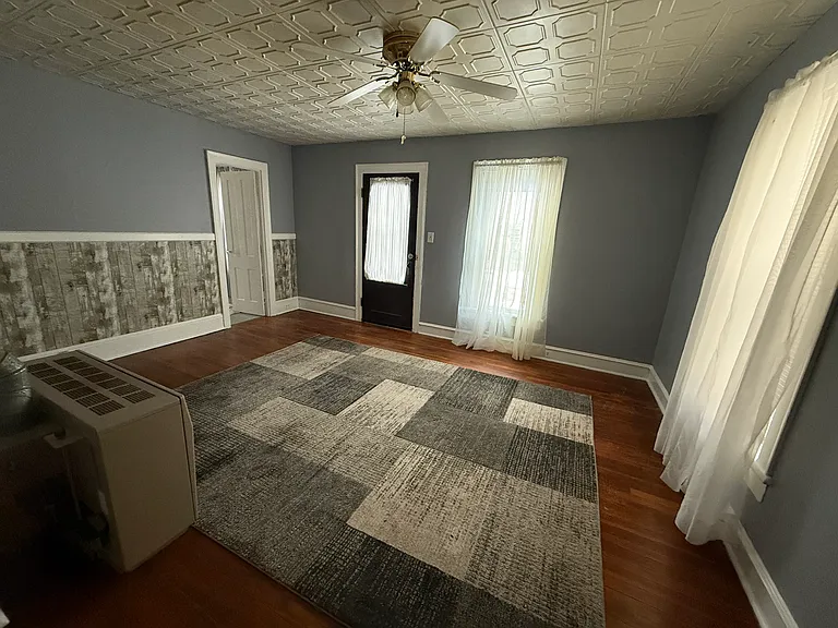 Look at this living room
Get a load of the hardwoods, the ceiling fan and the tile ceiling.
