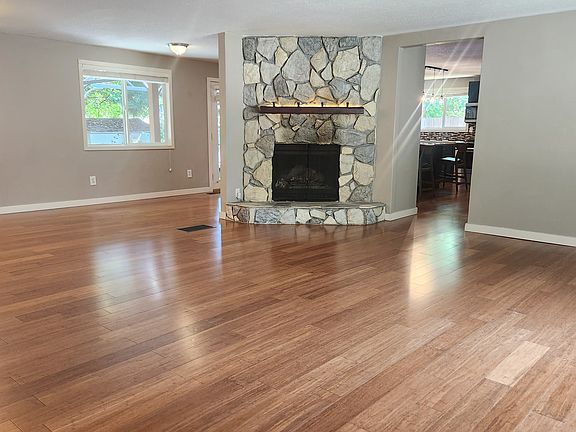 Open floor plan Living Room/Dining Room/Kitchen - perfect for entertaining!
Bamboo flooring
Tons of natural light!