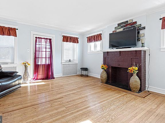 4th image of 300 W 37th St