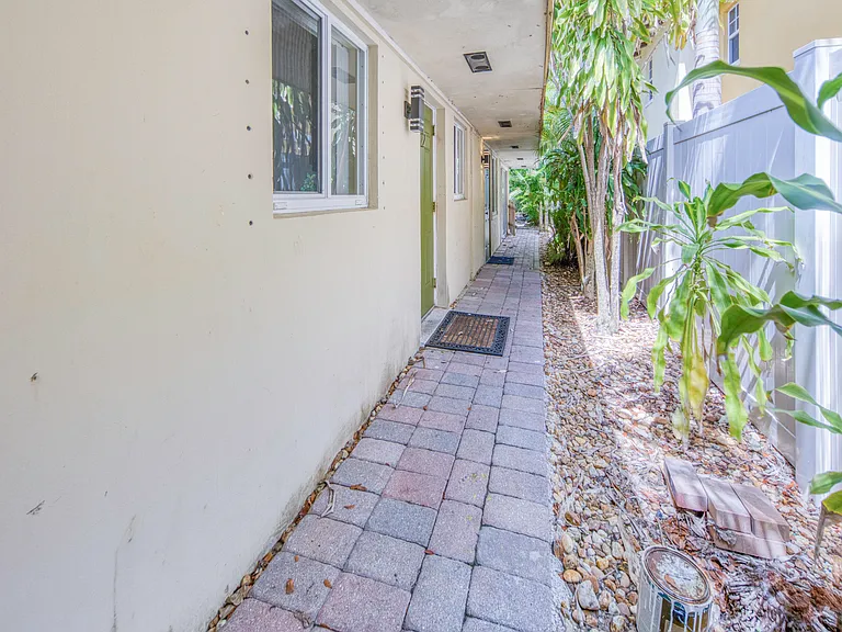 305 S Federal Hwy #2 — Photo 14