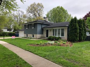 1518 N Mura Ln, Mount Prospect, IL 60056