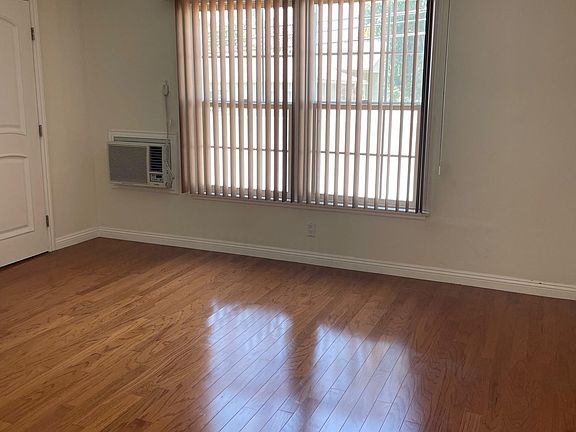 2nd image of 1015 N Doheny Dr #16