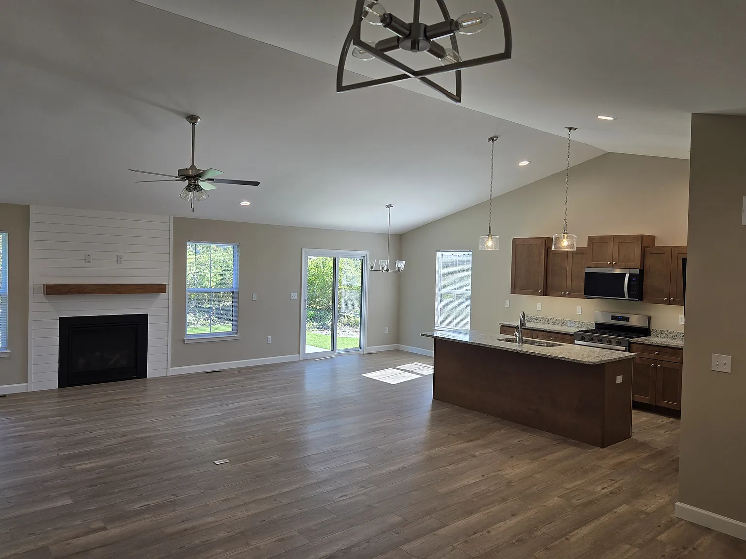 4 bed, 2300 sqft, $2,875 — Photo 3