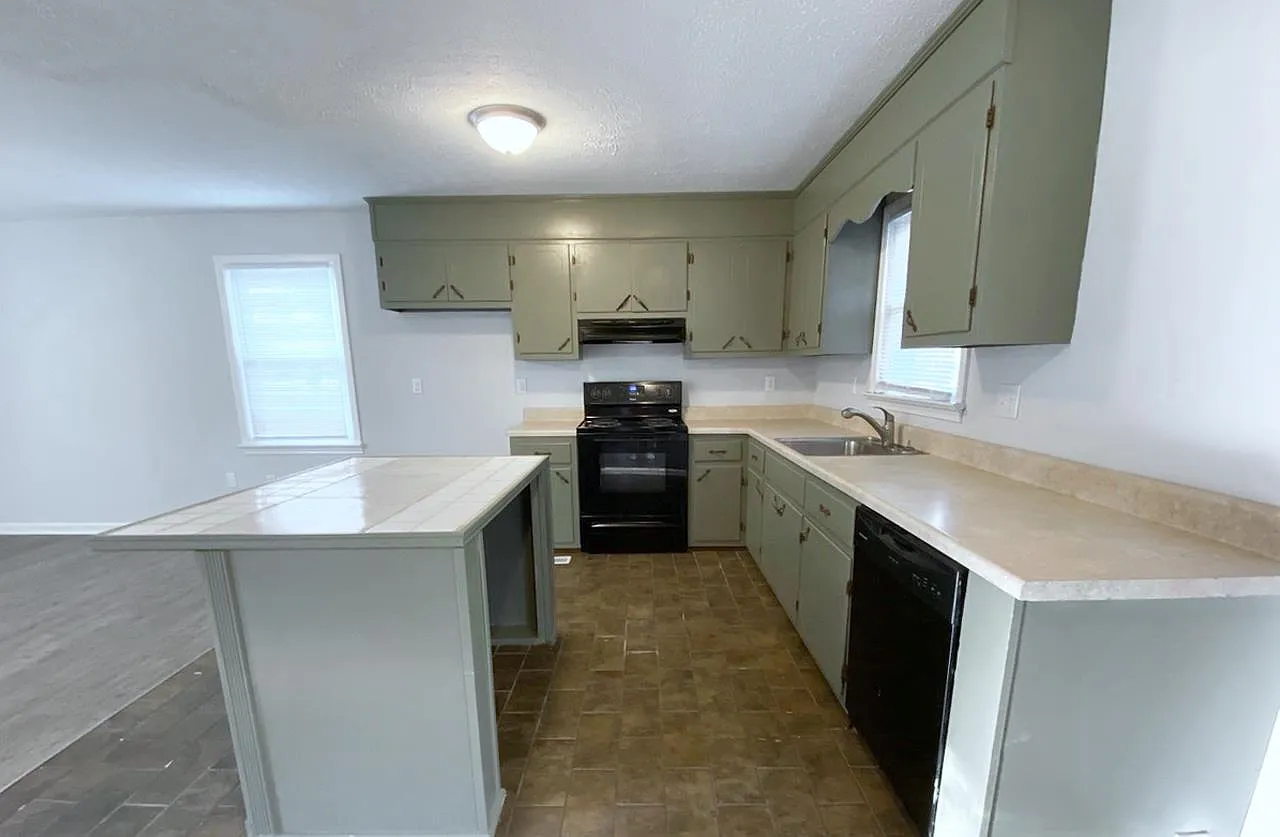 3 bed, 1200 sqft, $1,395 — Photo 3