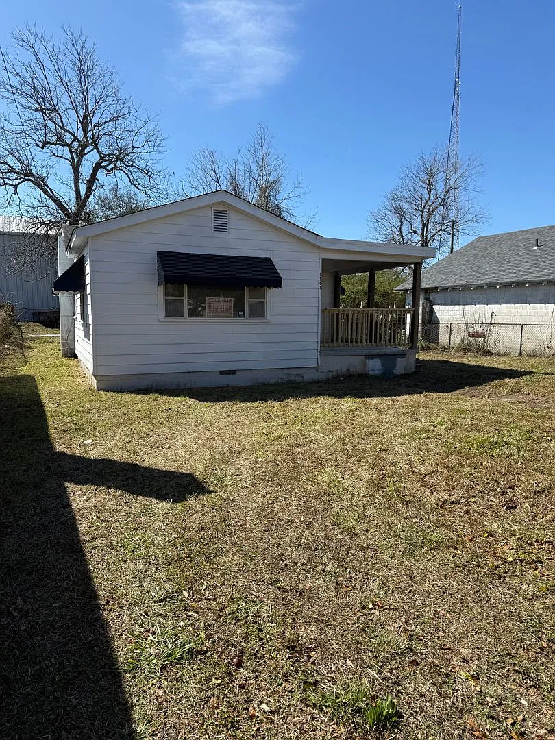 2 bedroom home in Historic Downtown Walking District of Morehead City with fenced in yard — Photo 1