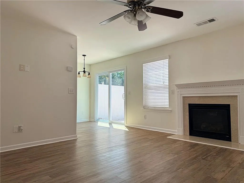 3 bed, 2.5 bath, 1360 sqft, $2,200 — Photo 2
