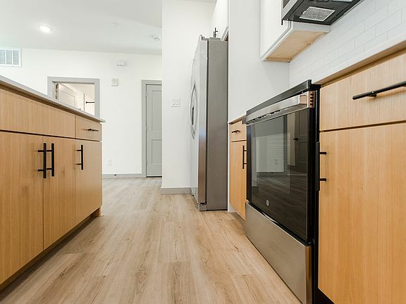 2nd image of 4001 Roseland Ave #S5