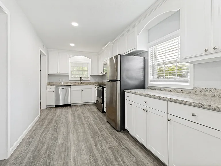 1110 N Ross Ave — Photo 6