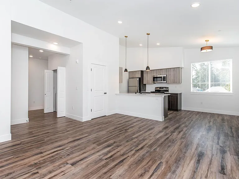 Lakeview Apartments — Photo 41