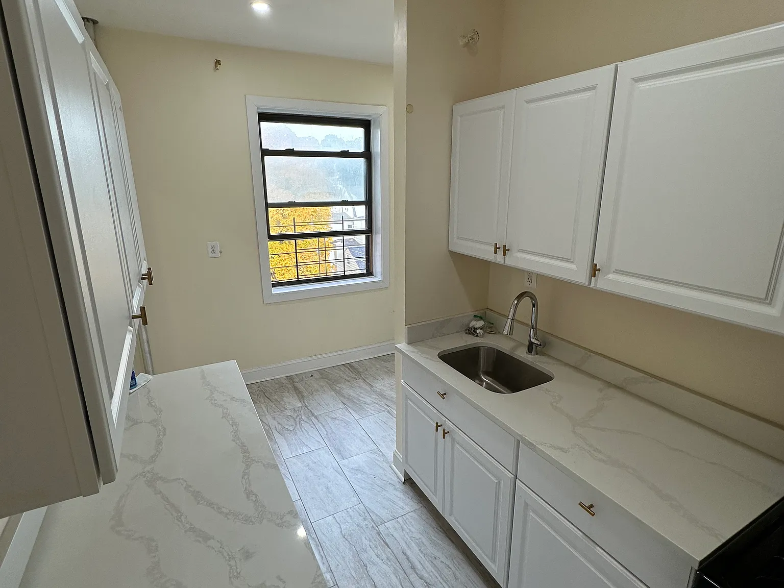 541 Bronx River Rd — Photo 3