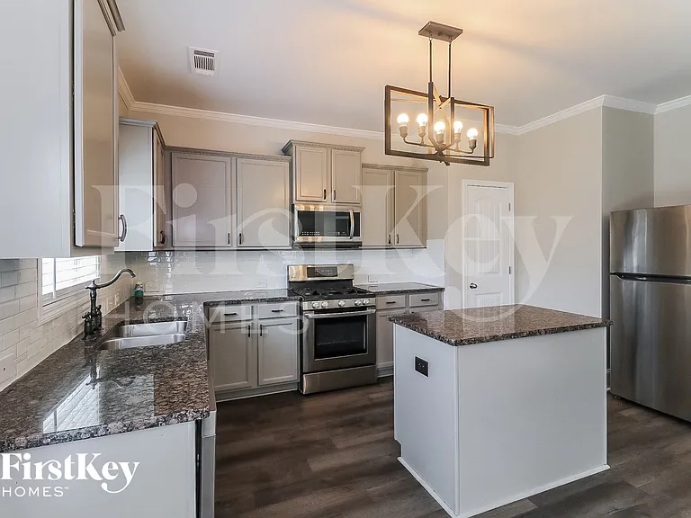 821 Harrison Dr — Photo 7