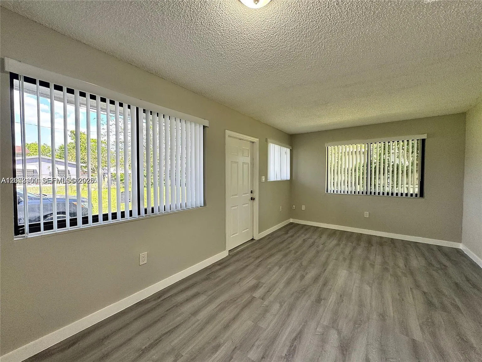 Hollywood Place Condomini — Photo 4