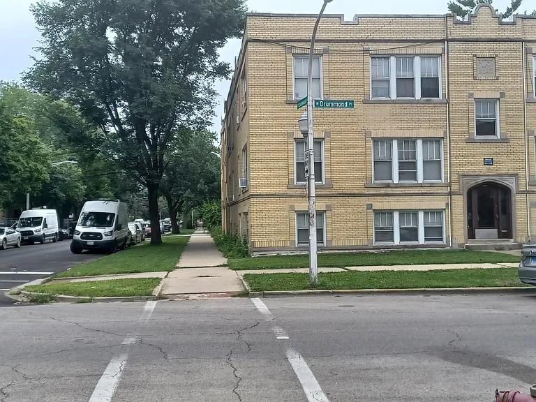 5301 W Drummond Pl — Photo 1