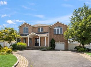 70 S Crescent Dr, Farmingdale, NY 11735