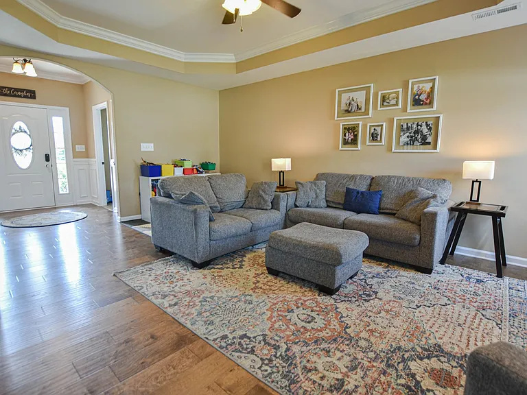 1016 Meadowview Ln — Photo 3