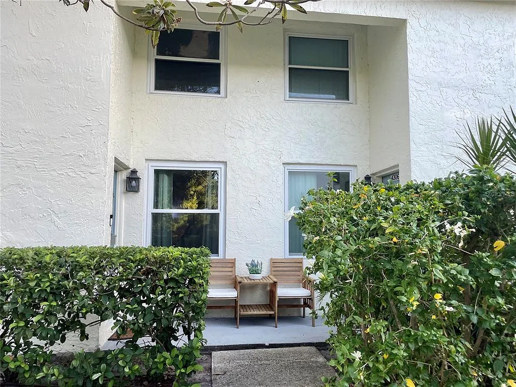 2 bed, 1.5 bath, 1044 sqft, $3,275 — Photo 2