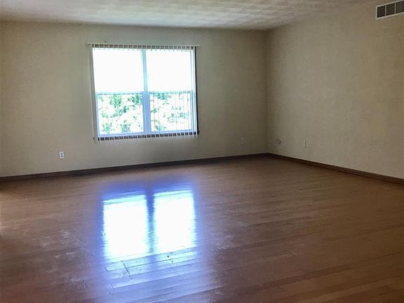 5th image of 3060 Derbyshire Dr