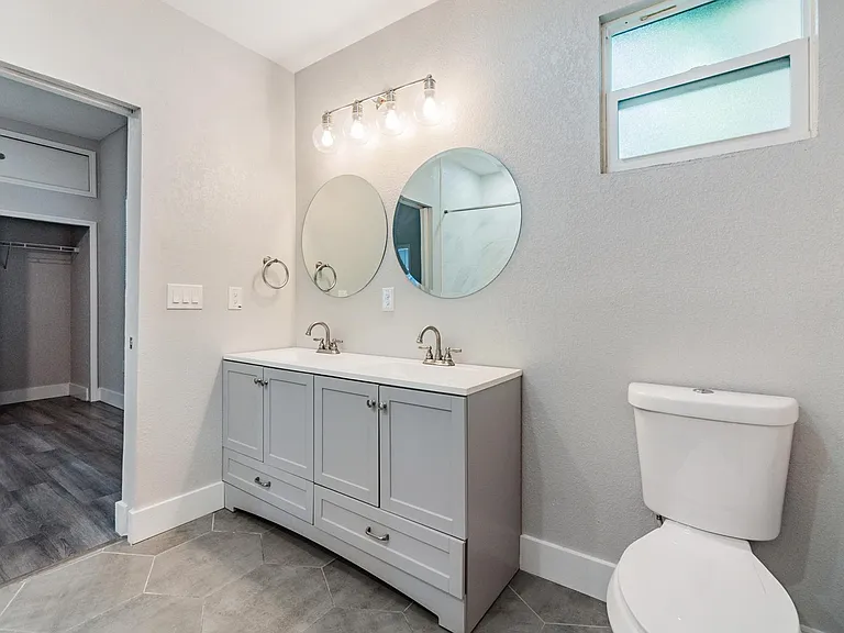 2321 W Green St — Photo 27