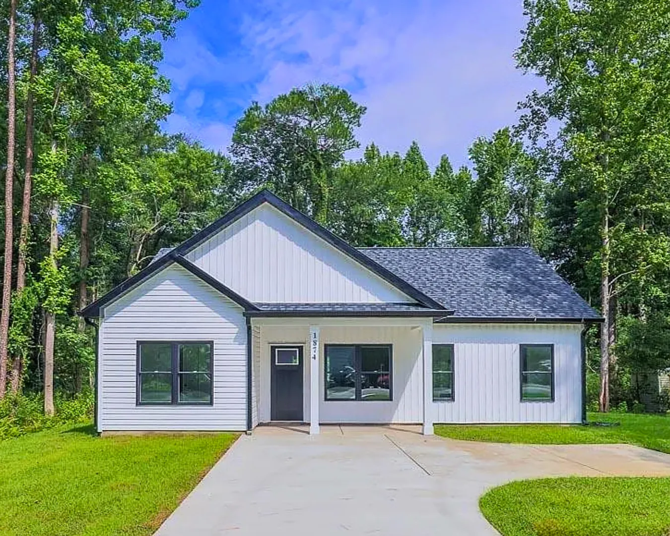 Like New Home! Three-Bedroom, Two Bath, Furnished home Is Now Available in Castlewood! — Photo 1