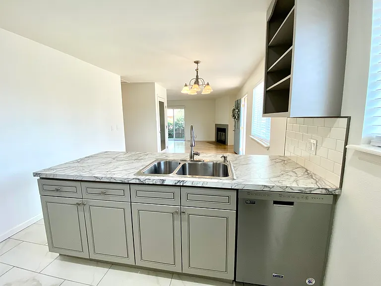 2433 Gay St — Photo 6