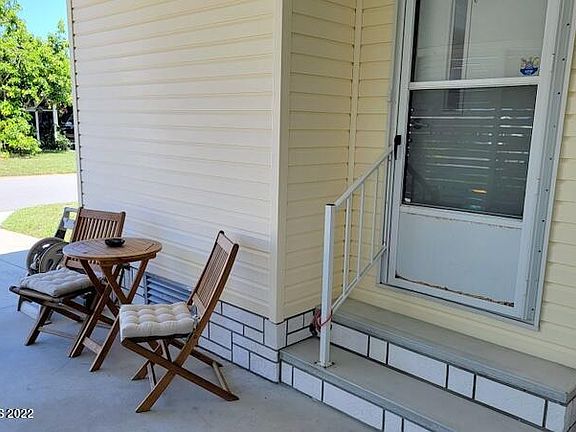 4th image of 627 Amaryllis Dr