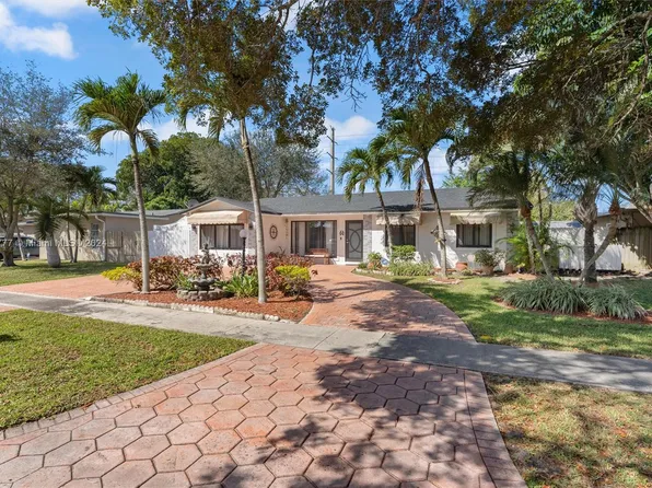 1220 NW 96th Ter, Pembroke Pines, FL 33024