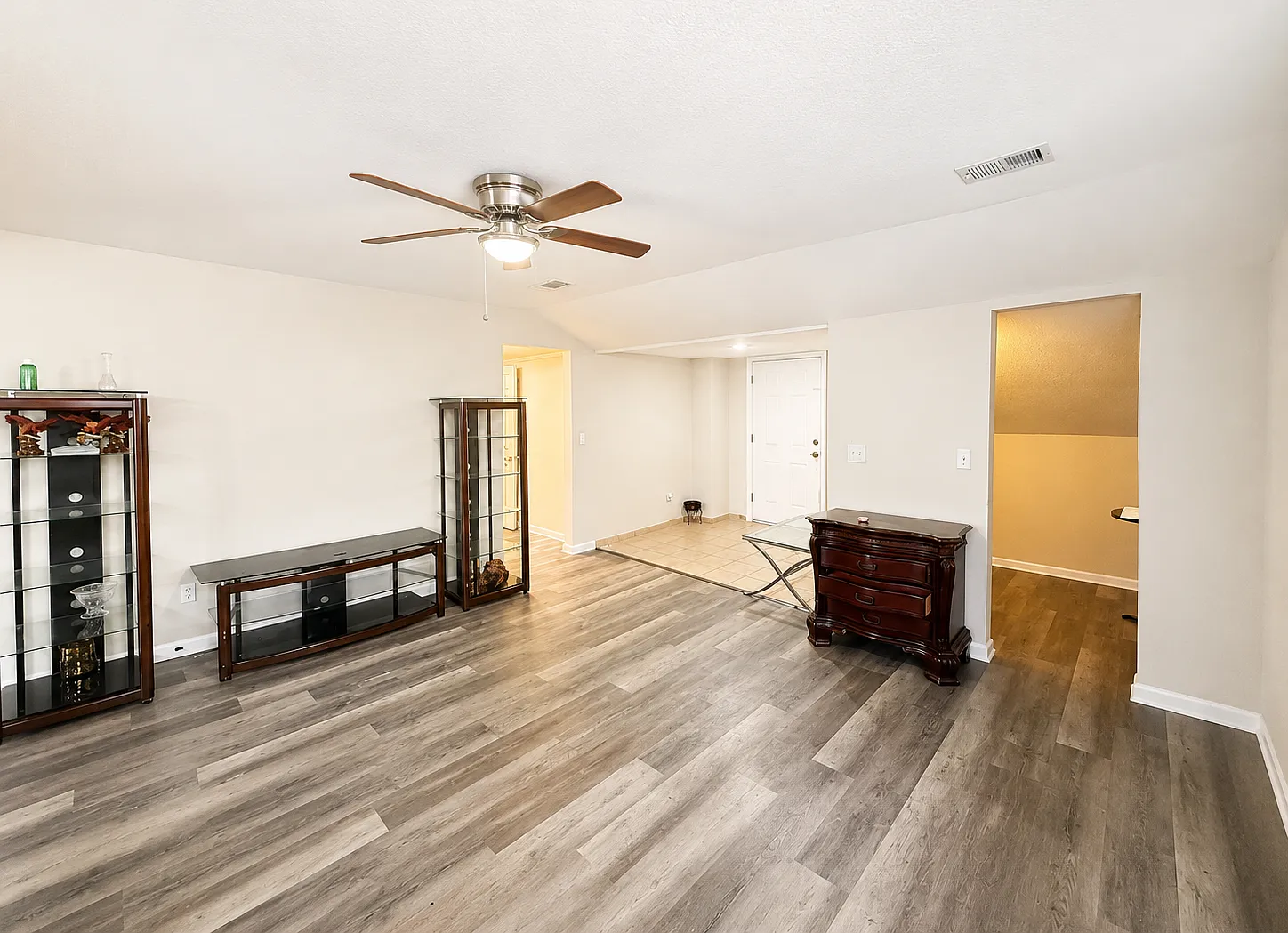 1 bed, 1440 sqft, $1,300 — Photo 3