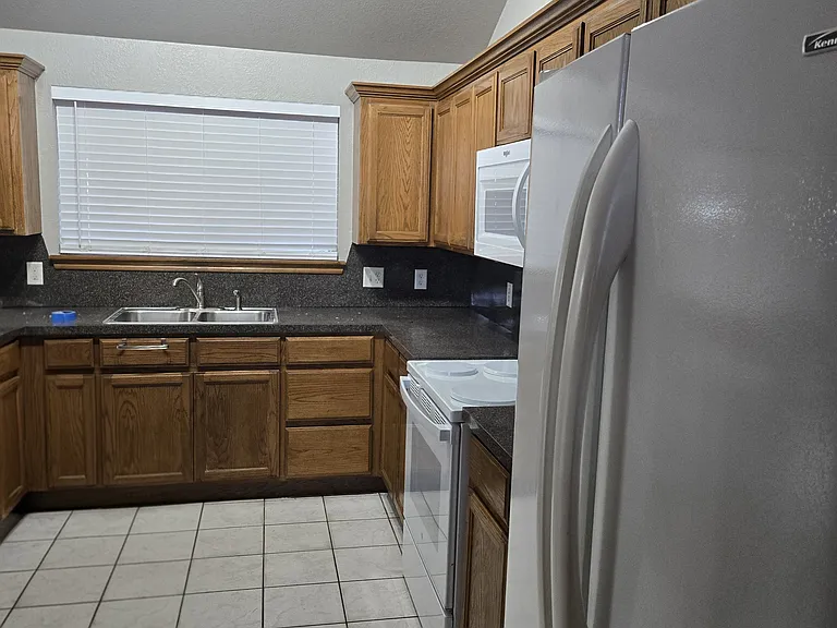 4813 Montclair Dr — Photo 4