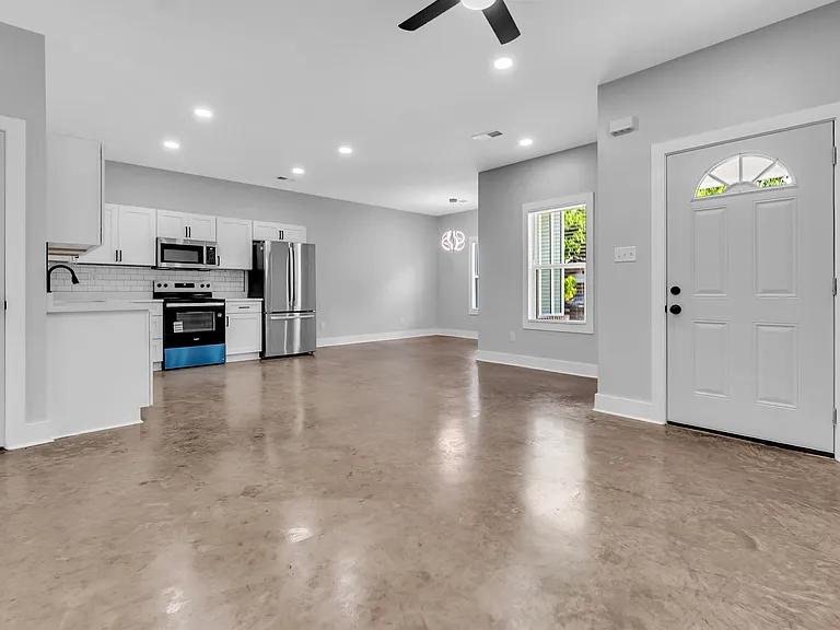 2132 Lyon Ave — Photo 4