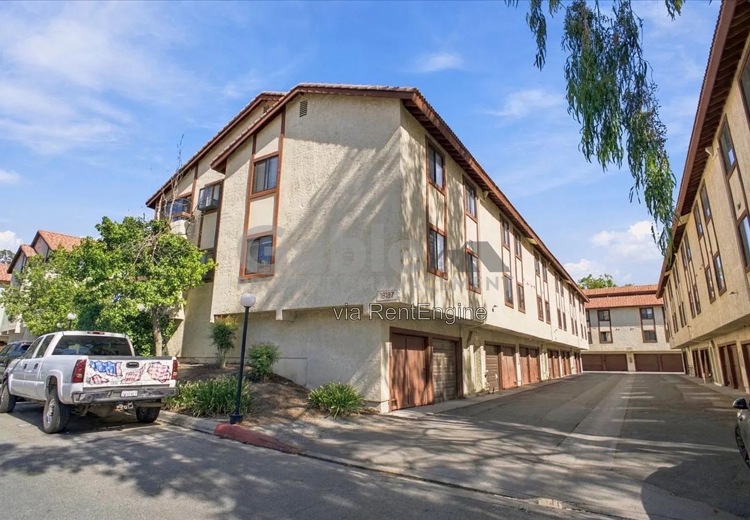 2 bed, 2.0 bath, 964 sqft, $2,999 — Photo 2